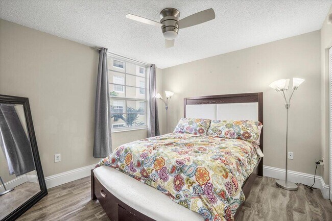 Building Photo - 520 SE 5 Ave