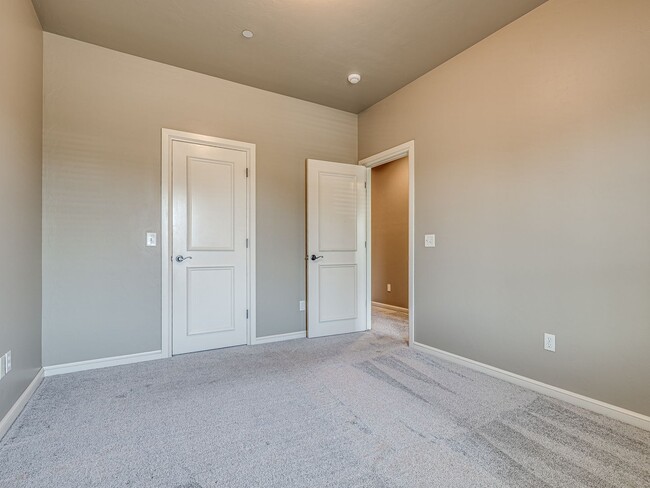 Building Photo - Luxury Edmond Townhome Overlooking Waterfa...
