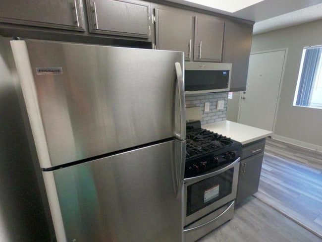 Building Photo - 1 bedroom in Sherman Oaks CA 91411