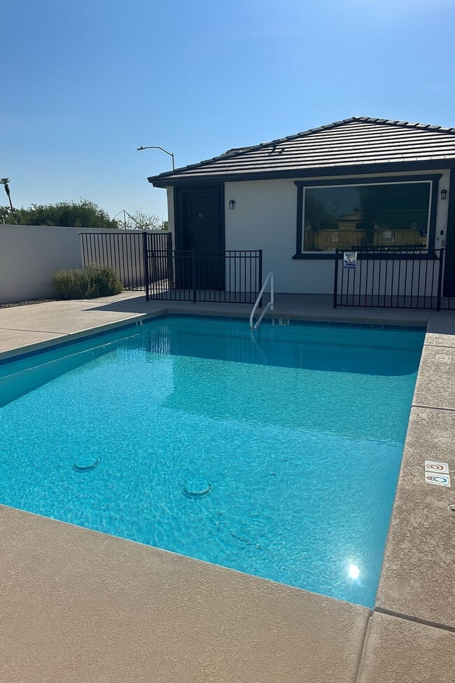 Building Photo - 6606 W Paradise Ln