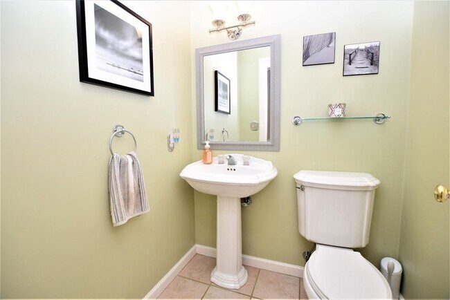 Building Photo - 398 Davis St