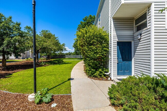 Building Photo - Updated and Stylish 1BDR/1BTH in the Eleven-One-Eleven Condominium Complex