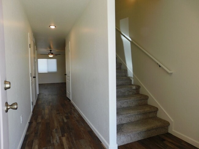 Building Photo - Townhome Near Shopping