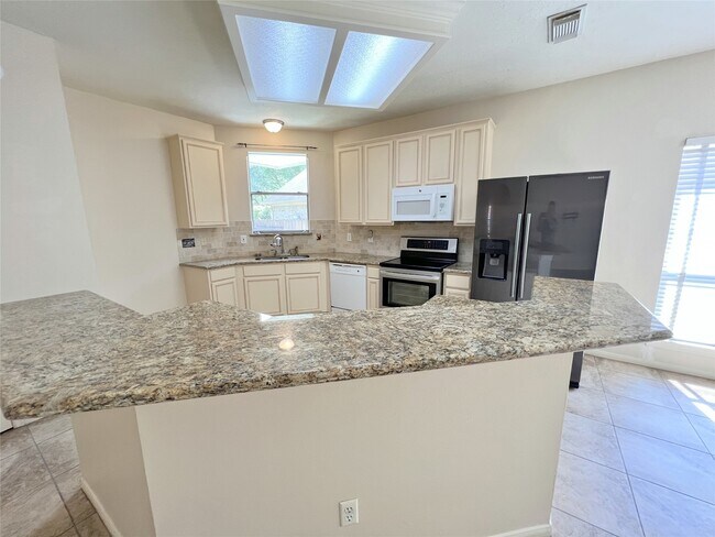 Building Photo - 4723 Silverlake Dr