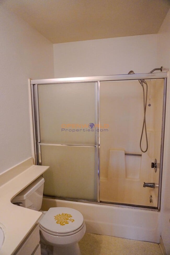 Building Photo - 2 Bed | 2 Bath | Light, Bright & Airy Cond...