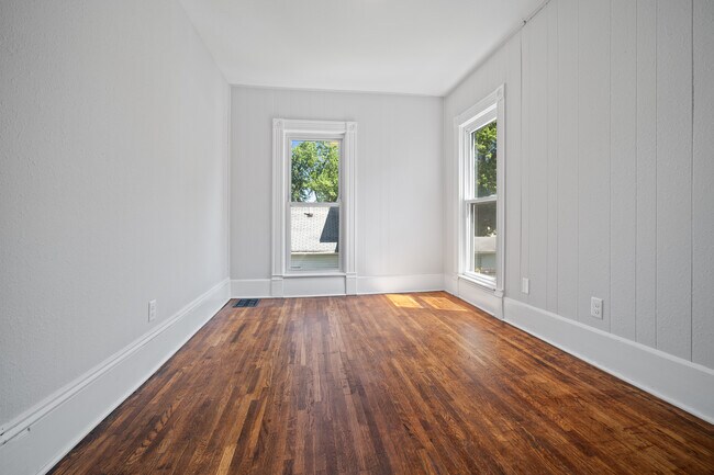 Building Photo - 1101 N Oak St