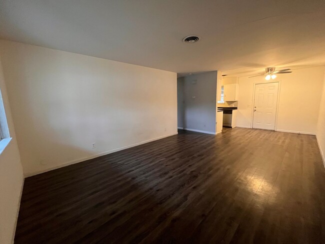 Building Photo - 2 Bed/1bath Duplex in Central Austin