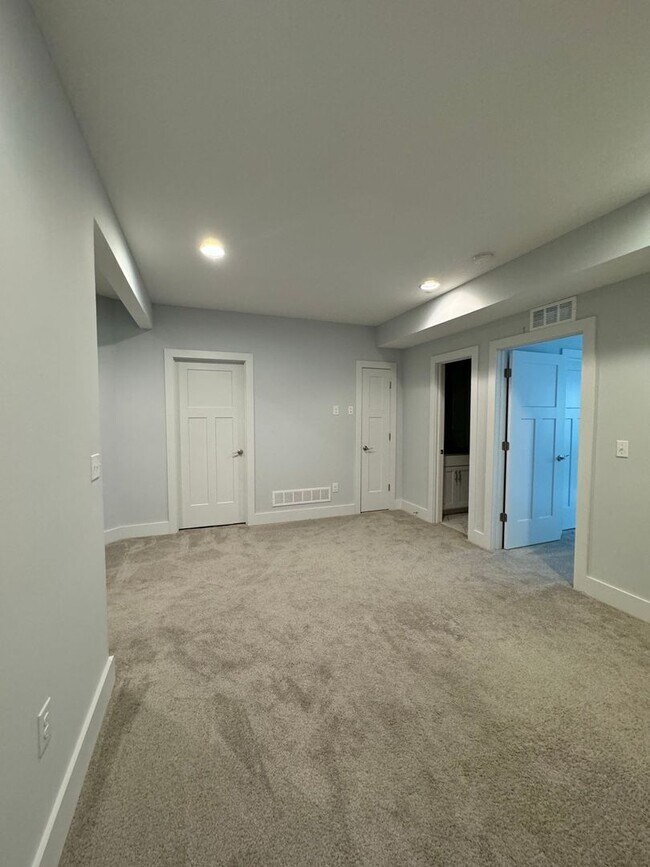 Building Photo - 4 Bedroom, 3 1/2 bathroom in Olathe!