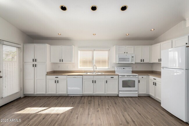 Building Photo - 1328 E Binner Dr