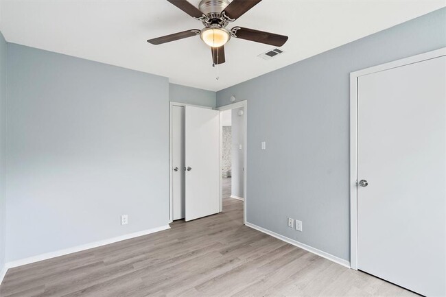 Building Photo - 302 Hedgewood Dr