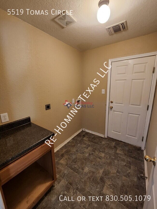 Building Photo - 5519 Tomas Cir.