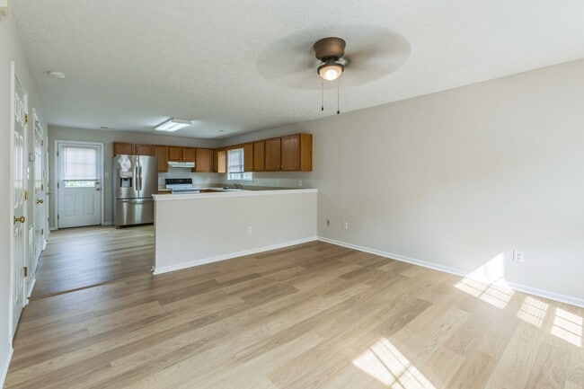 Building Photo - Newly renovated 2bd/1.5 bath end unit town...