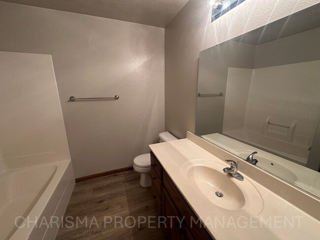 Building Photo - Spacious & Convenient Walk-In Level Townhome in Brandon - 2 BD 1 BA unit!