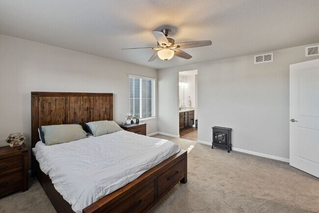 Building Photo - Beautiful 4-Bedroom Home on Blue Lunar Lan...