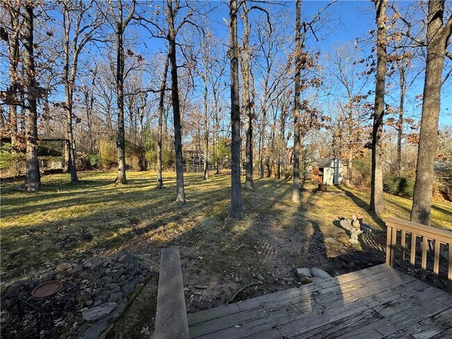 Building Photo - 718 E Debra Dr