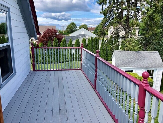 Building Photo - 673 Aquidneck Ave