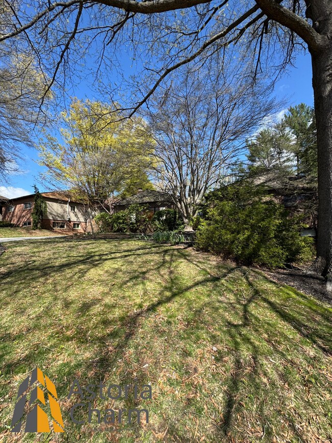 Building Photo - Spacious 5 Bedroom 3 Bath + Den Single Family Detached Home