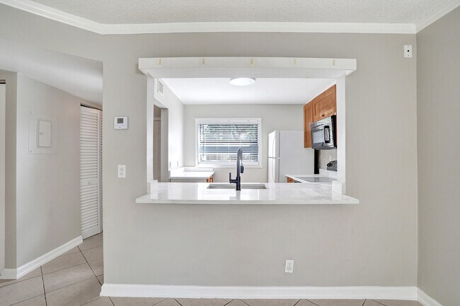 Building Photo - 10585 Royal Palm Blvd