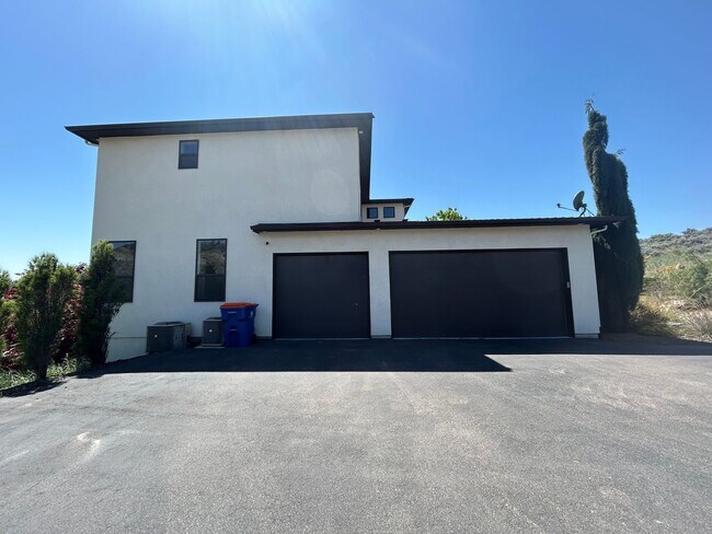 Building Photo - Luxury Living in StarView Estates - 4.98 A...