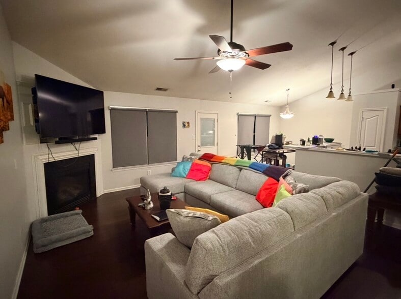 Building Photo - 3926 Hunter Hill Ln