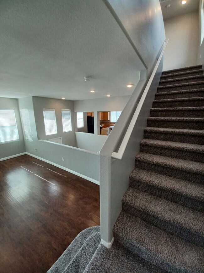 Building Photo - Spacious Tri-Level Home with 4 Bedrooms & ...