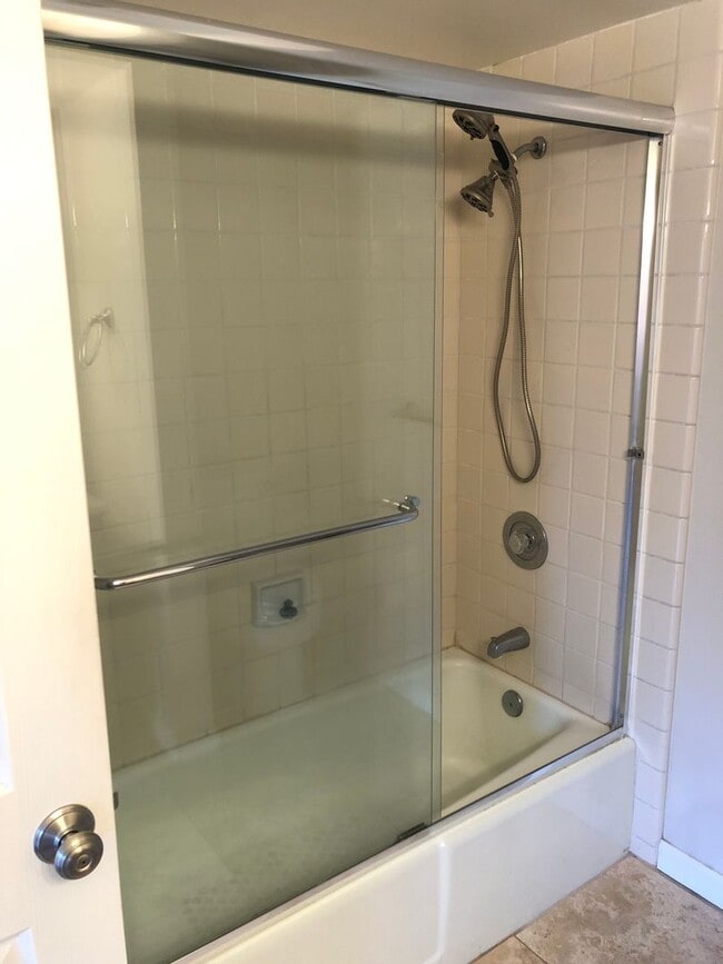 Building Photo - 2Br/2Ba - 1 Car Garage Townhouse in the He...