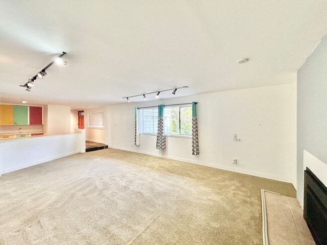 Building Photo - Stunning Mountain View Mid-Century Home in Prestigious Clyde Hill