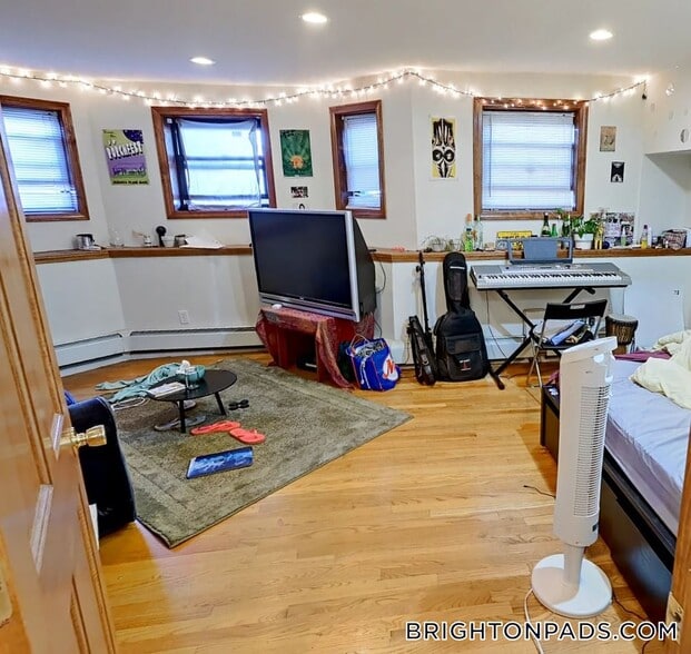 Building Photo - 1422 Commonwealth Ave