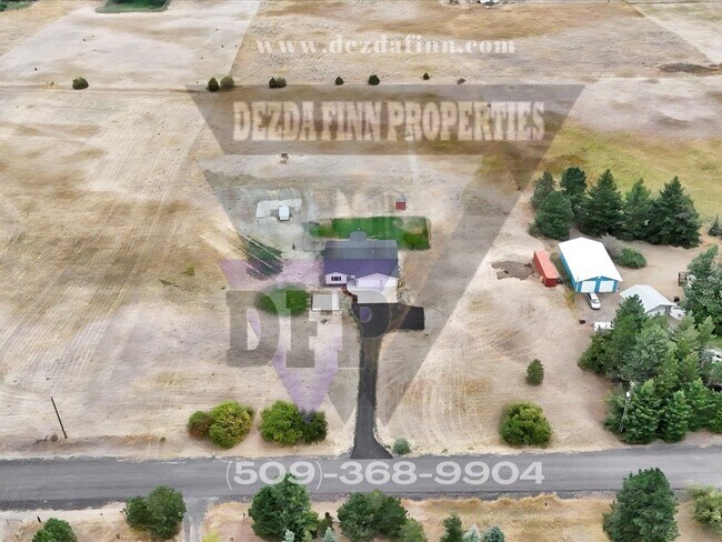 Building Photo - Country Living, Minutes to FAFB! 4 Bed, 2 ...