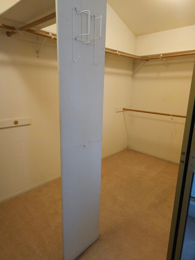 Building Photo - 2431 Pinehurst Ct
