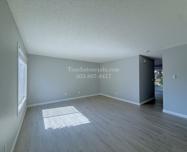 Building Photo - Bright East Portland 3 Bed Apartment Home with Two-Level Layout and Assigned Parking