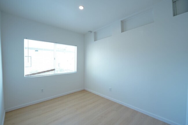 Building Photo - 1443 N Riverside Ave