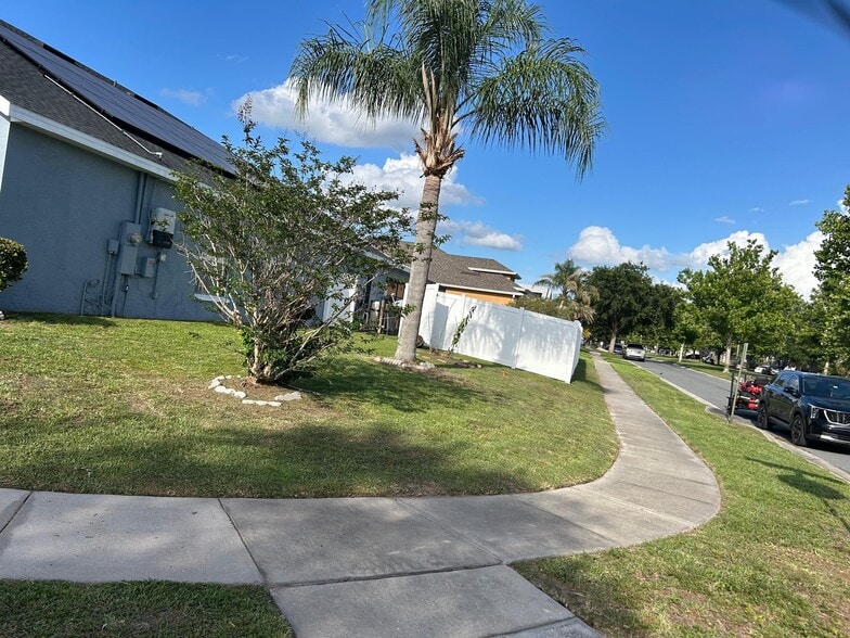 Building Photo - 2105 Woodsedge Dr
