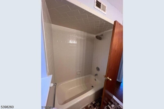 Building Photo - 736 William St