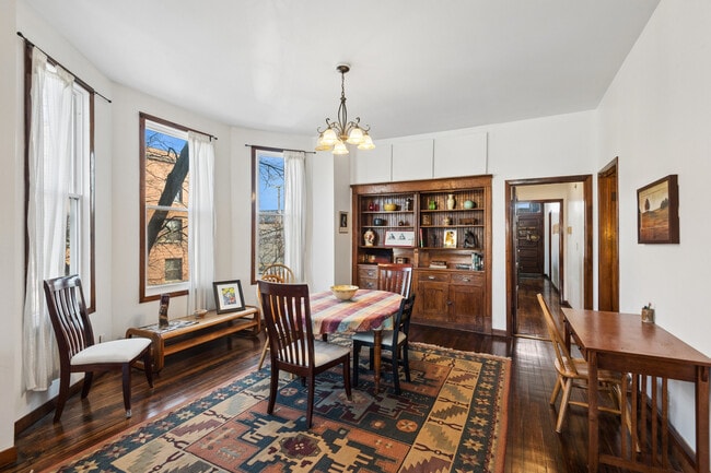 Building Photo - 4057 N Damen Ave