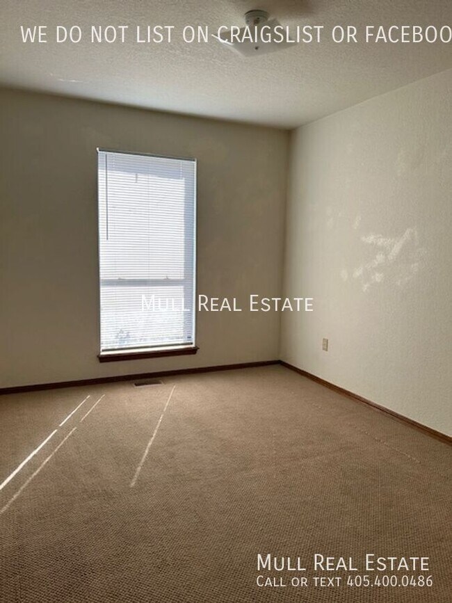 Building Photo - 2824 Silvertree Dr