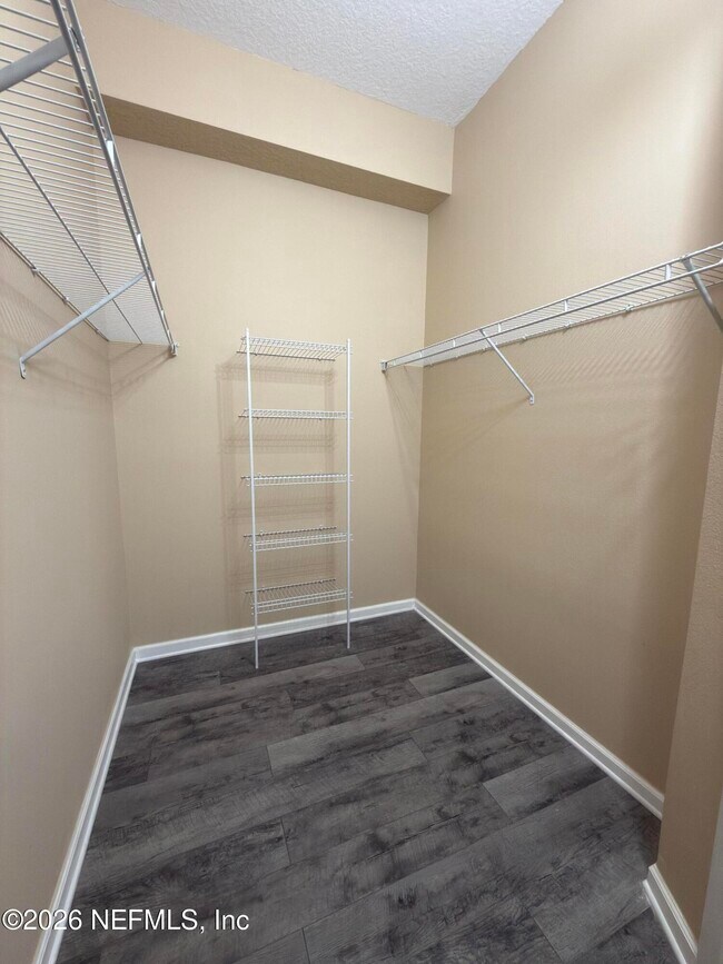 Building Photo - 2472 Willowbend Dr