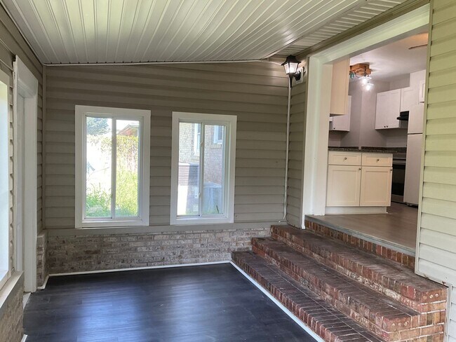 Building Photo - 104 Greencrest Cir