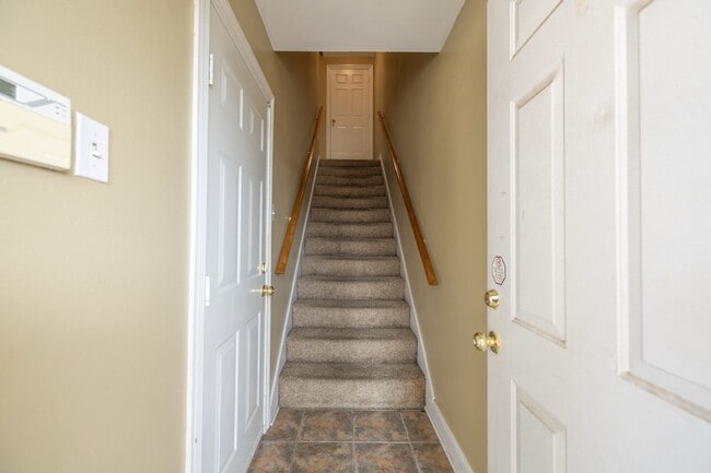 Building Photo - 4 bedroom Townhome Near LSU in a Gated Community
