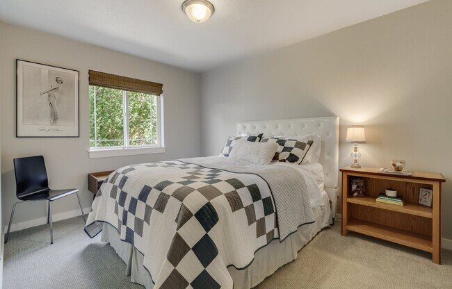 Building Photo - Spacious Happy Valley Townhome Featuring Three Bedrooms, Two Balconies & Attached Garage
