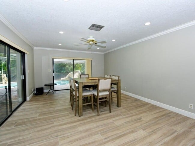 Building Photo - 5979 Pinebrook Dr