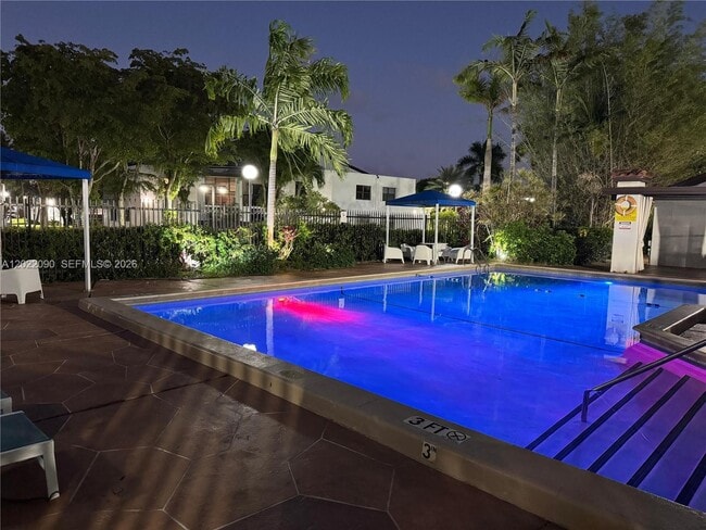 Building Photo - 9443 Fontainebleau Blvd