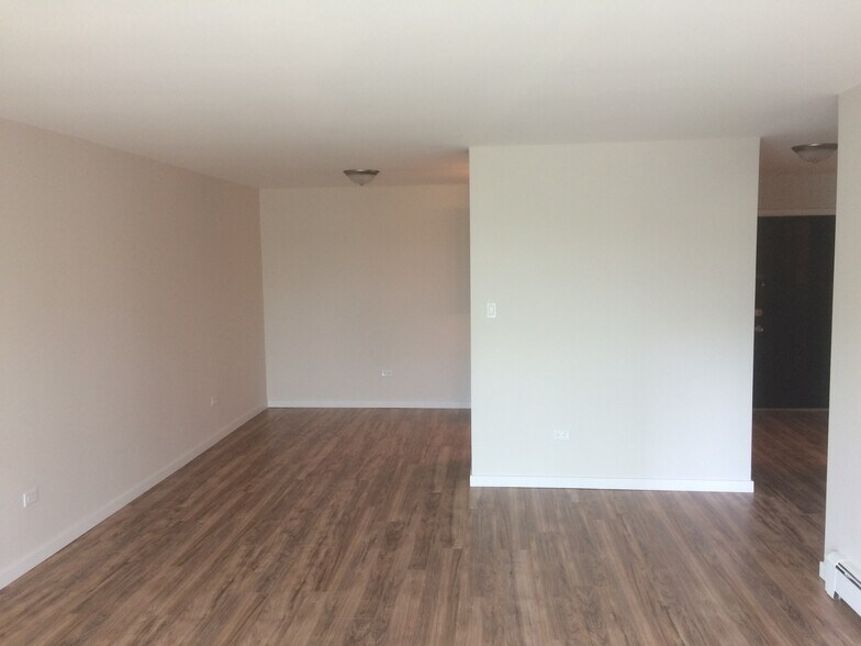 Building Photo - 8936 N Parkside Ave