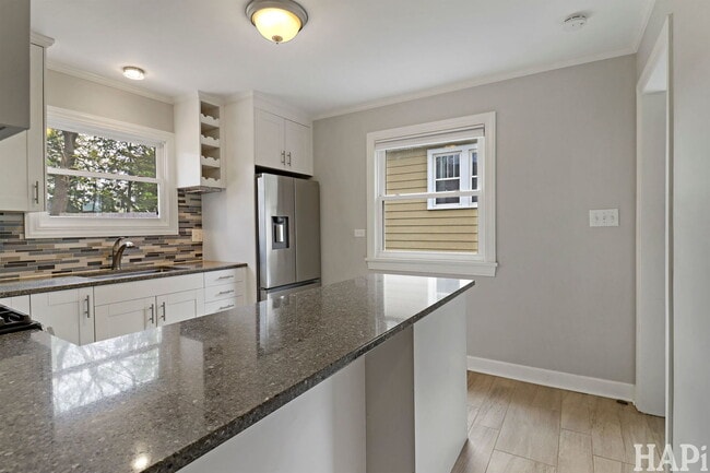 Building Photo - 115 N Hager Ave