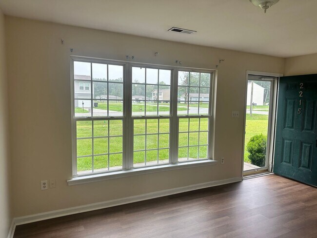 Building Photo - 2215 Cotton Dr