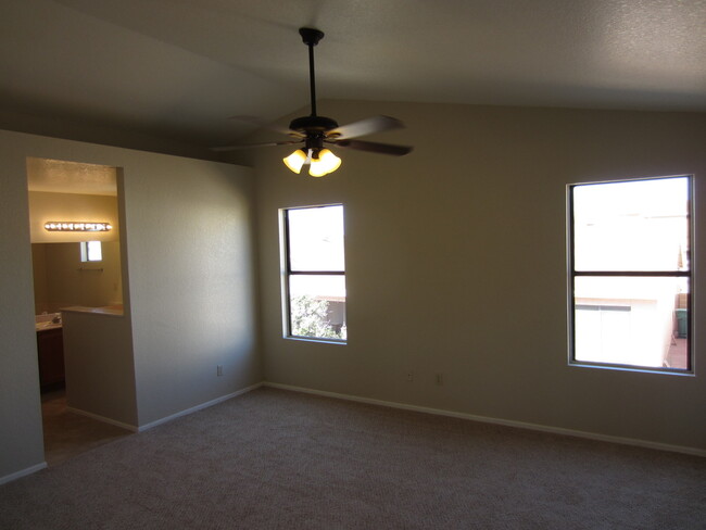 Building Photo - Comfortable & Convenient Nortwest 3 Bed. 3...