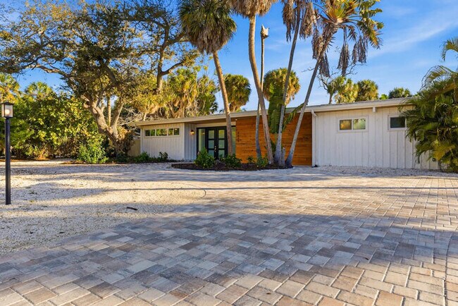 Building Photo - 4879 Commonwealth Dr