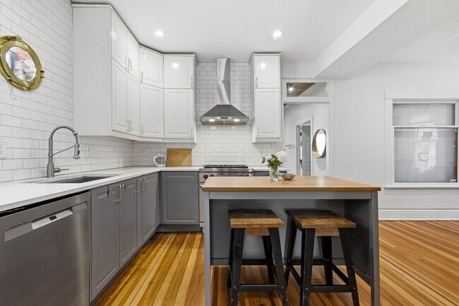 Building Photo - "Charming 4-Bed Oasis with 2.5 Baths in the Heart of Denver!"