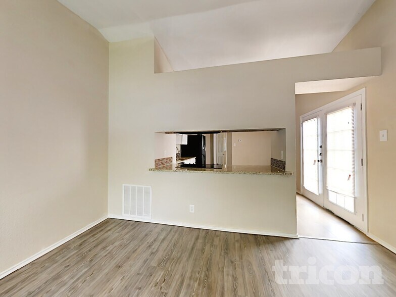 Building Photo - 9410 Valley Moss