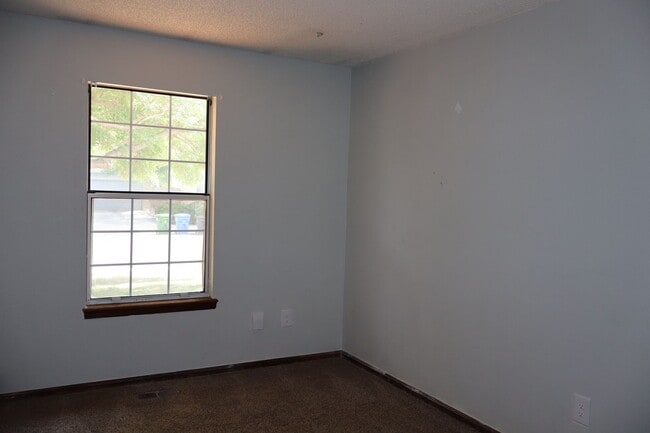 Building Photo - Spacious 4-Bedroom Single Family Home